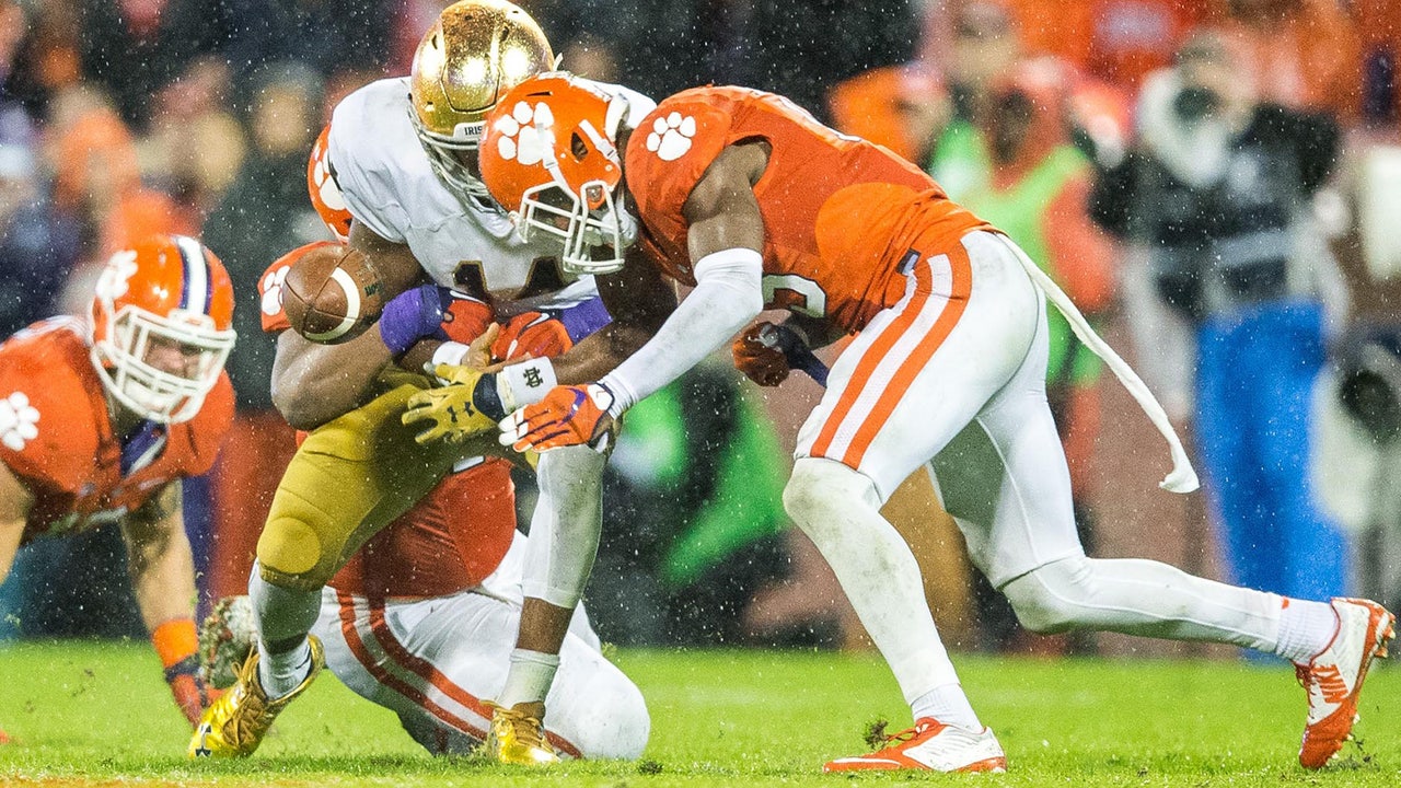 Clemson assistant comes to rescue of stranded Notre Dame fans